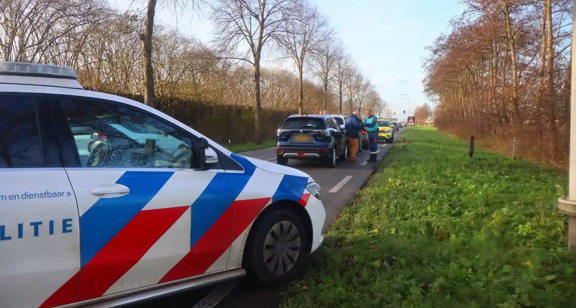 Fikse schade bij kop-staartbotsing tussen drie voertuigen - Foto 4
