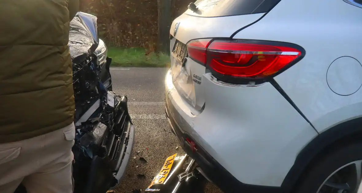 Fikse schade bij kop-staartbotsing tussen drie voertuigen - Foto 5