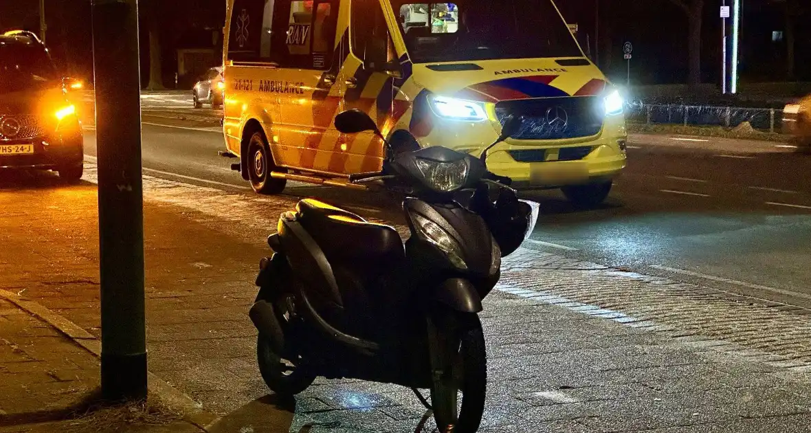 Scooterrijder komt in botsing met fietser - Foto 3