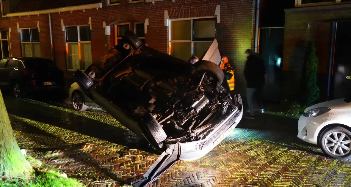 Auto belandt op de kop na ongeval