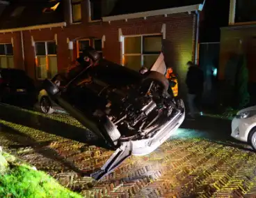 Auto belandt op de kop na ongeval