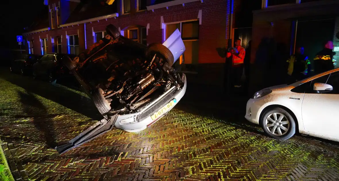 Auto belandt op de kop na ongeval - Foto 1