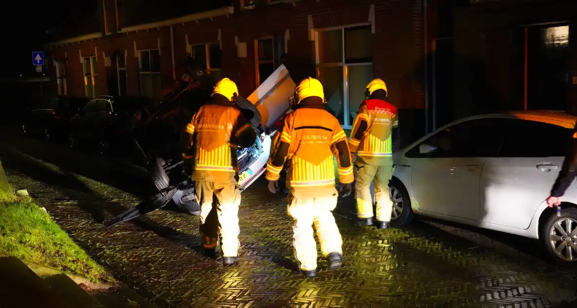 Auto belandt op de kop na ongeval - Foto 2