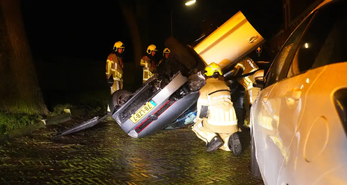 Auto belandt op de kop na ongeval - Foto 3