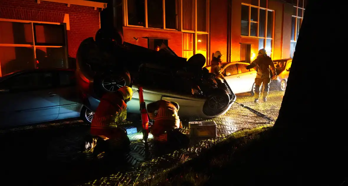 Auto belandt op de kop na ongeval - Foto 4