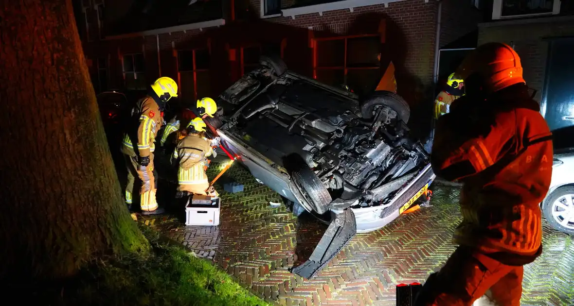 Auto belandt op de kop na ongeval - Foto 5