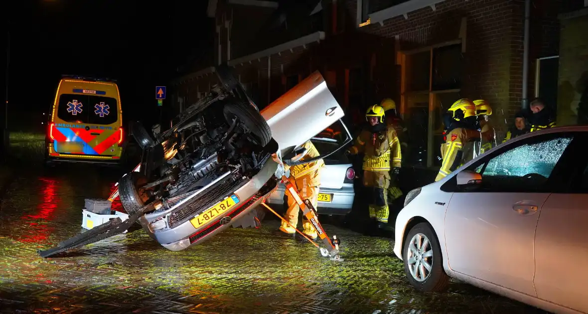 Auto belandt op de kop na ongeval - Foto 6