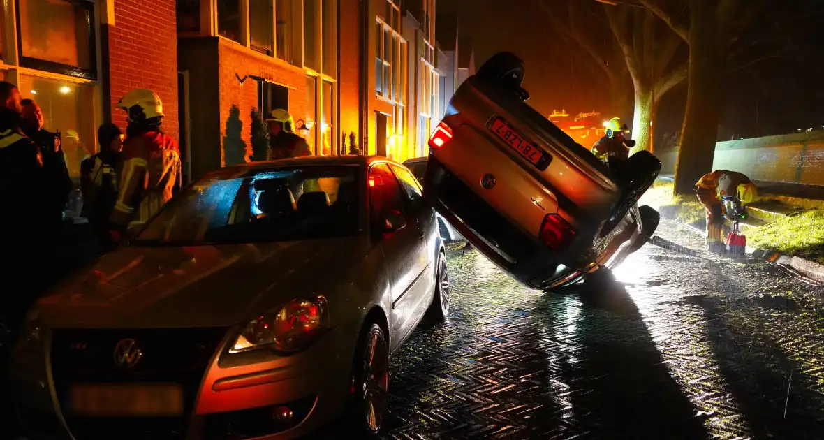 Auto belandt op de kop na ongeval - Foto 7