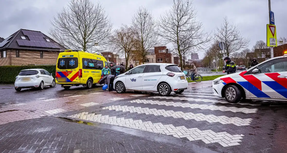 Jongedame op step aangereden door auto - Foto 1