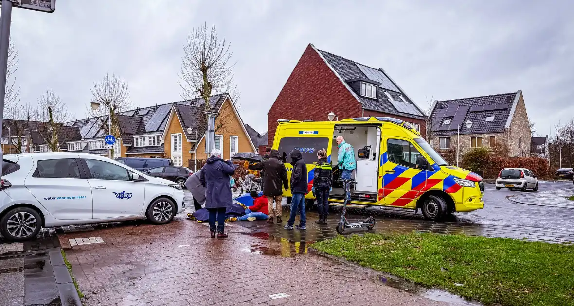 Jongedame op step aangereden door auto - Foto 2