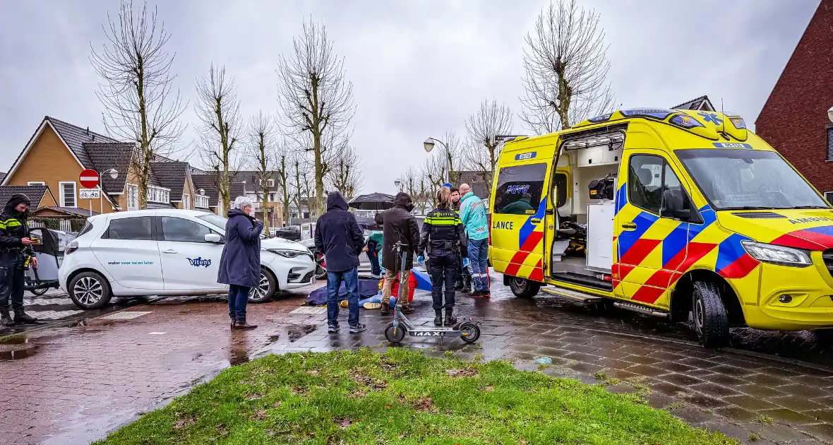 Jongedame op step aangereden door auto - Foto 3