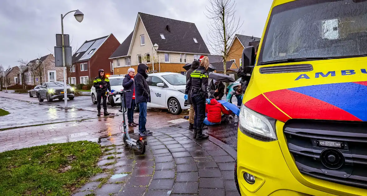 Jongedame op step aangereden door auto - Foto 4