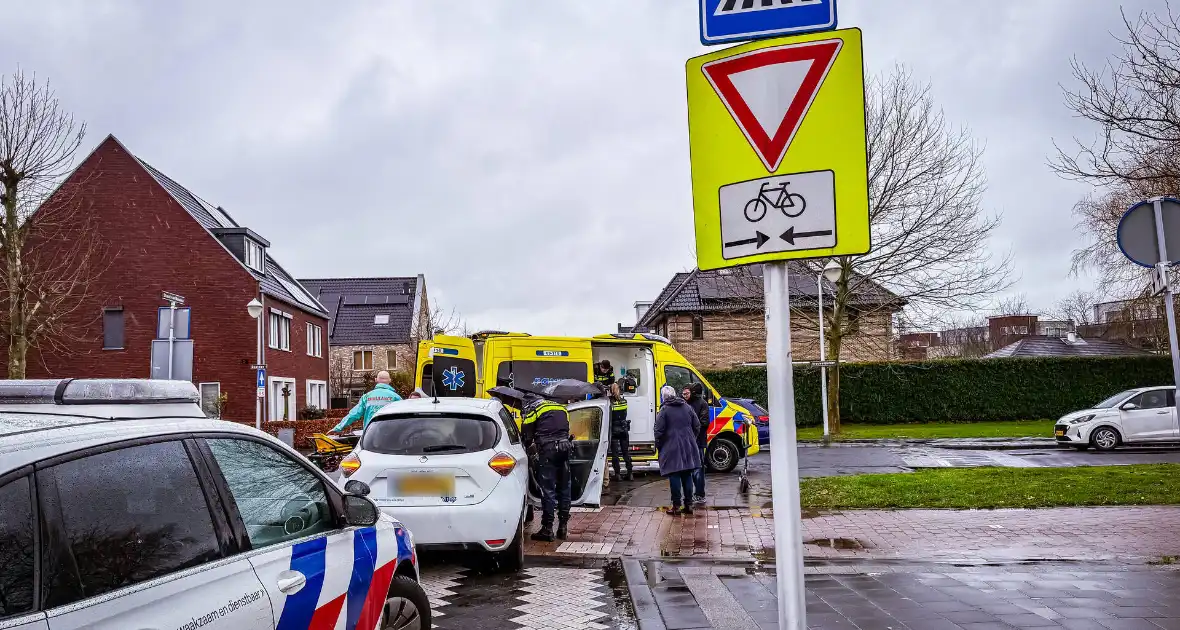 Jongedame op step aangereden door auto - Foto 5