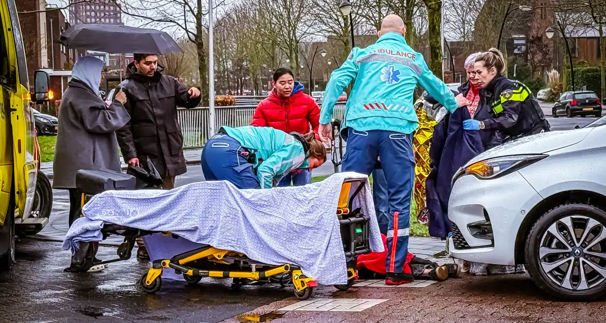 Jongedame op step aangereden door auto - Foto 7