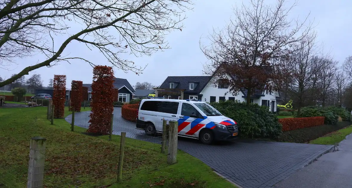 Traumahelikopter landt naast woning wegens noodsituatie - Foto 1