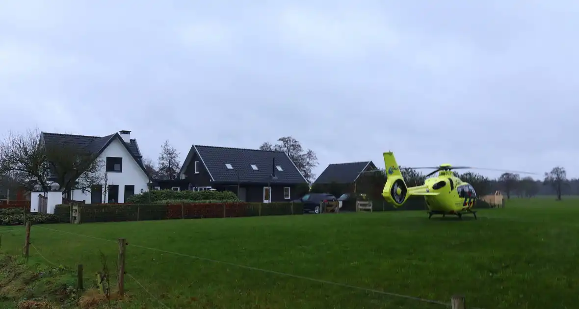 Traumahelikopter landt naast woning wegens noodsituatie - Foto 3