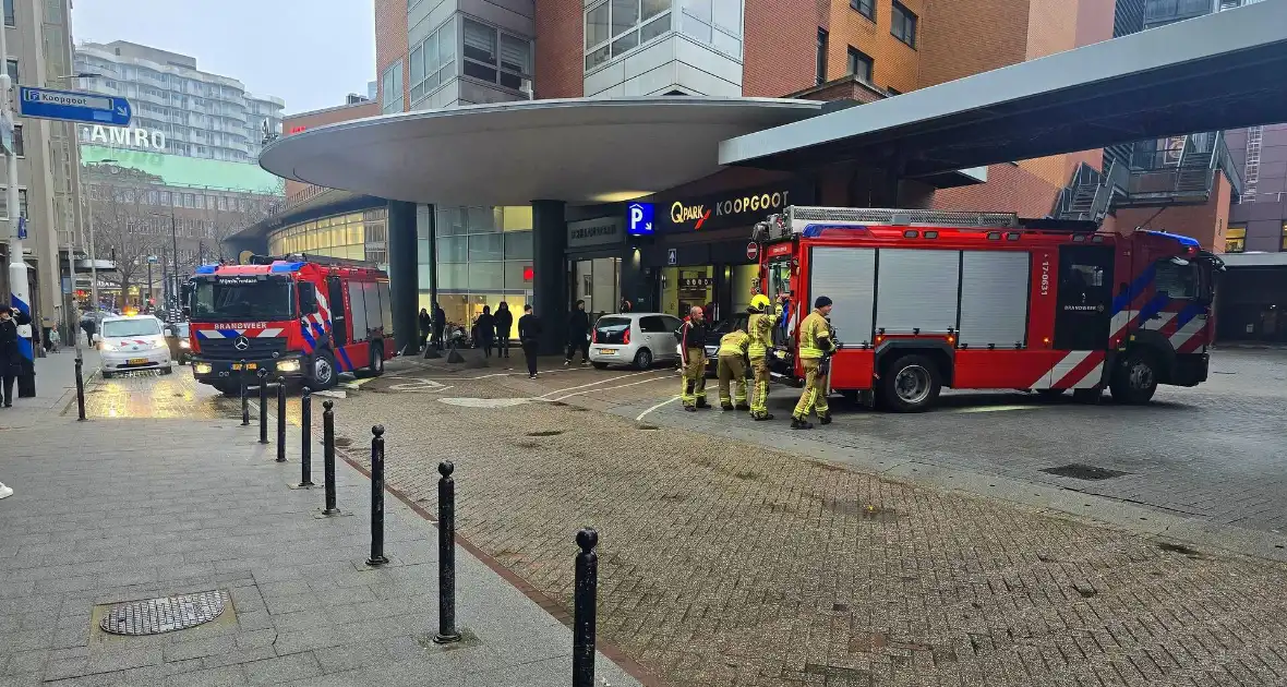 Brandweer groots ingezet voor mogelijke brand in parkeergarage