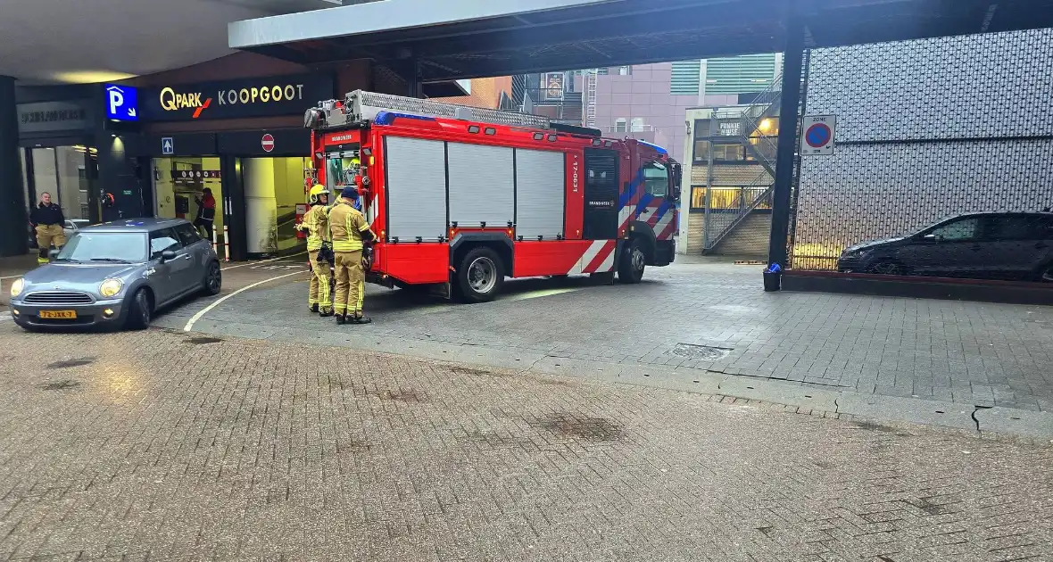 Brandweer groots ingezet voor mogelijke brand in parkeergarage - Foto 1