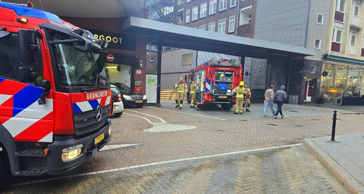 Brandweer groots ingezet voor mogelijke brand in parkeergarage - Foto 2