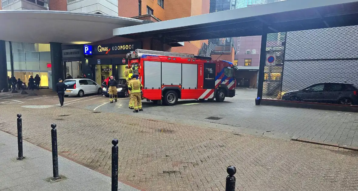 Brandweer groots ingezet voor mogelijke brand in parkeergarage - Foto 3