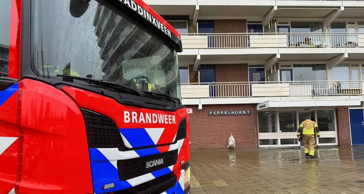 Wateroverlast in flatgebouw, brandweer zet waterstofzuigers in