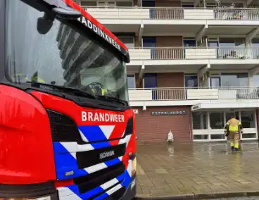 Wateroverlast in flatgebouw, brandweer zet waterstofzuigers in