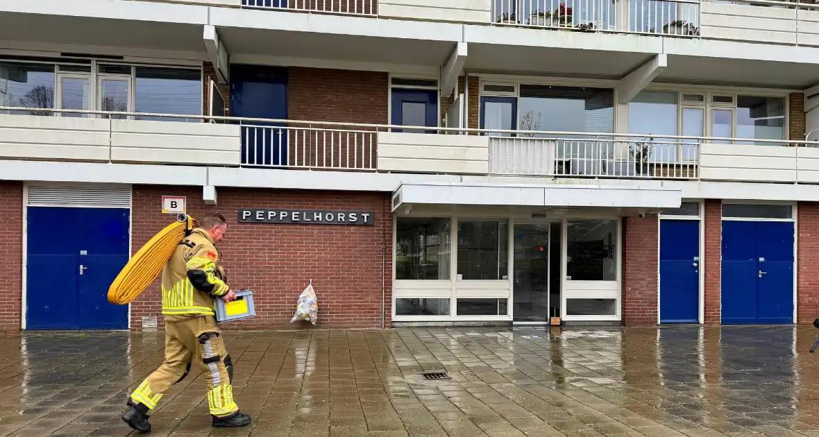 Wateroverlast in flatgebouw, brandweer zet waterstofzuigers in - Foto 1