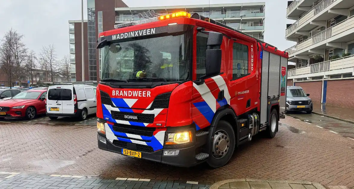 Wateroverlast in flatgebouw, brandweer zet waterstofzuigers in - Foto 2