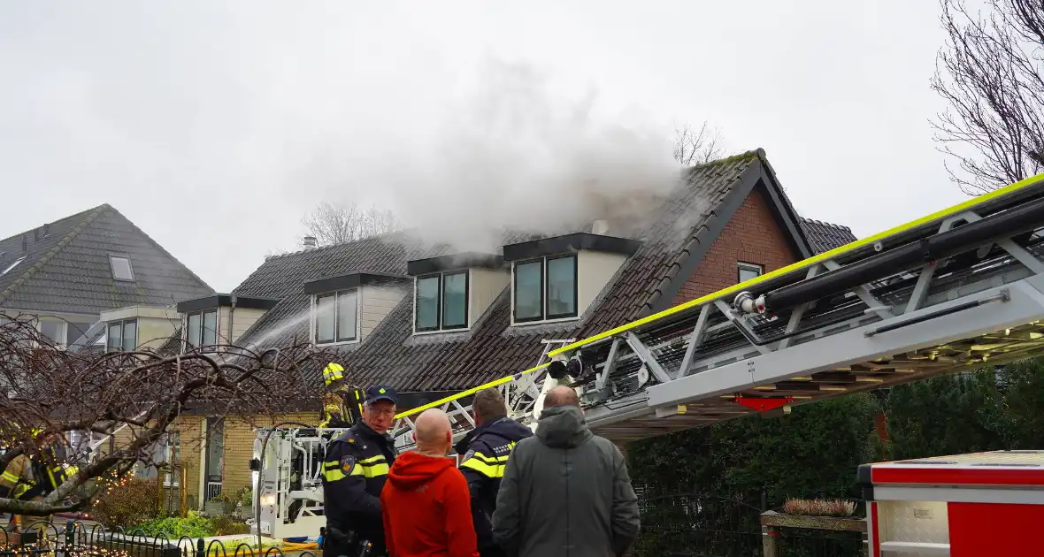 Veel rook bij brand in dak van woning