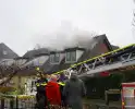 Veel rook bij brand in dak van woning