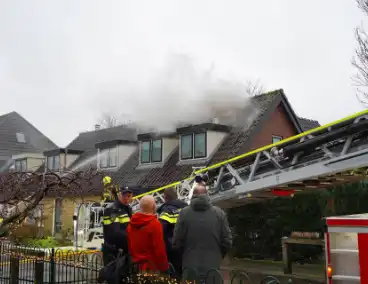 Veel rook bij brand in dak van woning