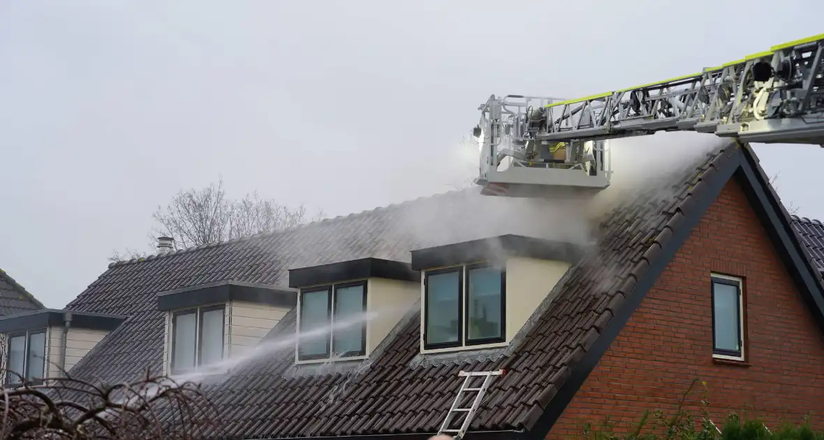 Veel rook bij brand in dak van woning - Foto 1