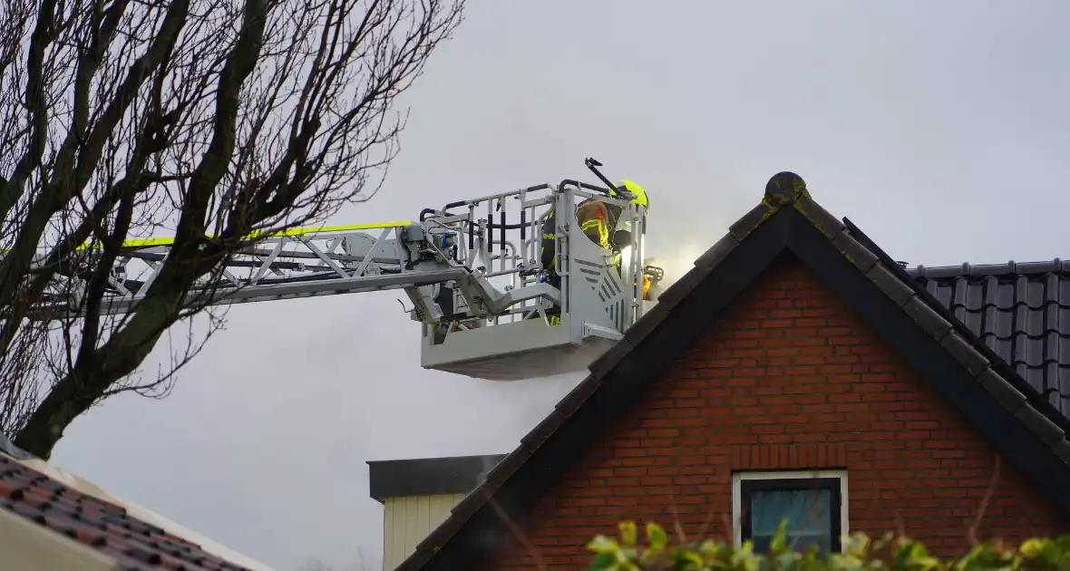 Veel rook bij brand in dak van woning - Foto 2