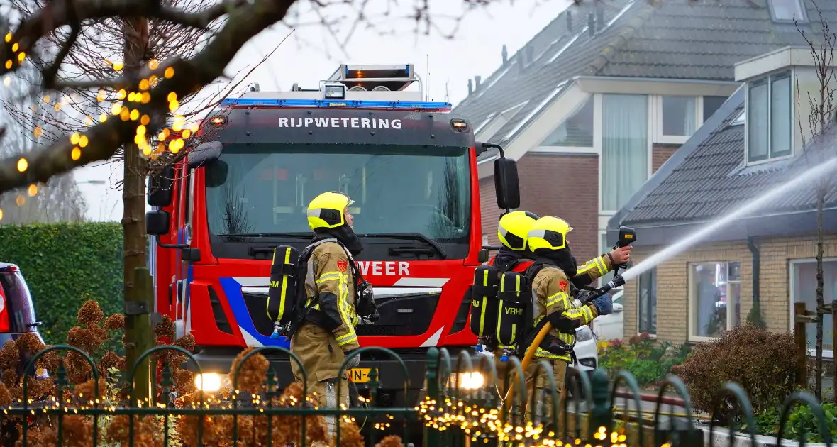 Veel rook bij brand in dak van woning - Foto 3