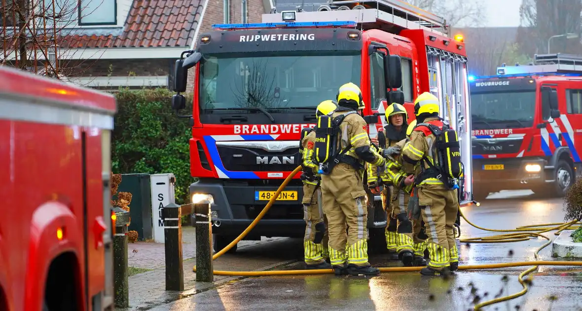 Veel rook bij brand in dak van woning - Foto 4