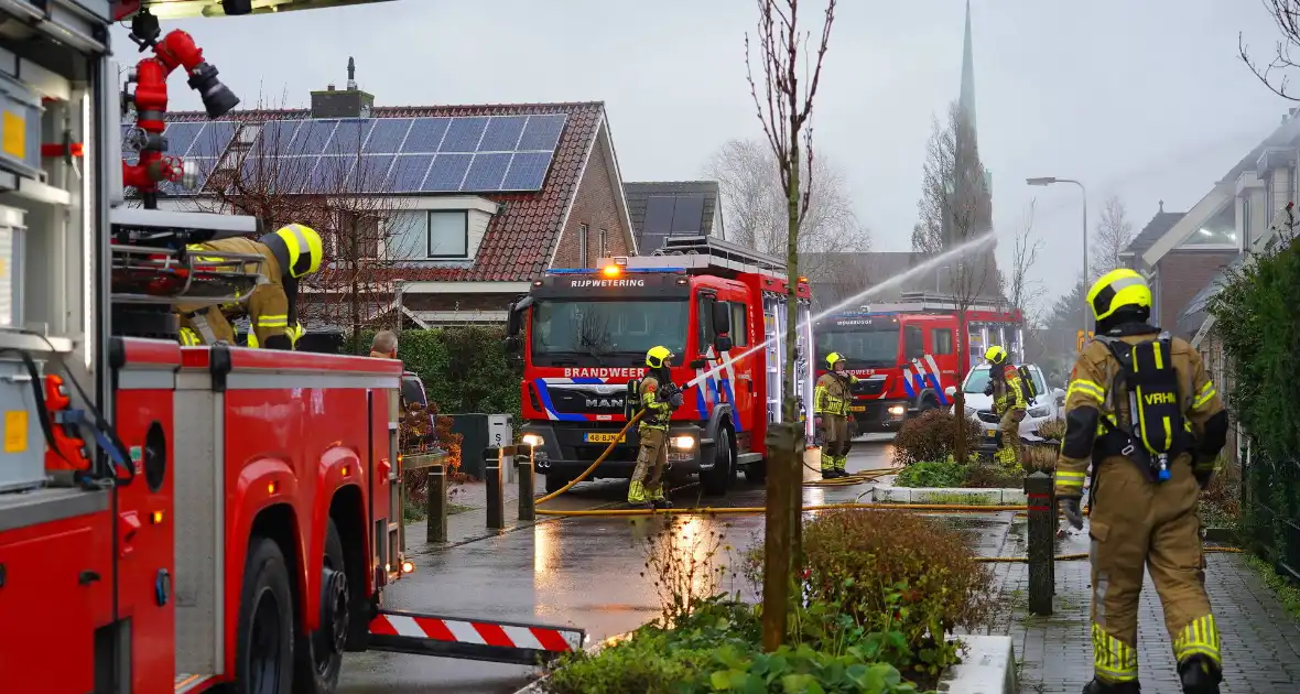 Veel rook bij brand in dak van woning - Foto 5