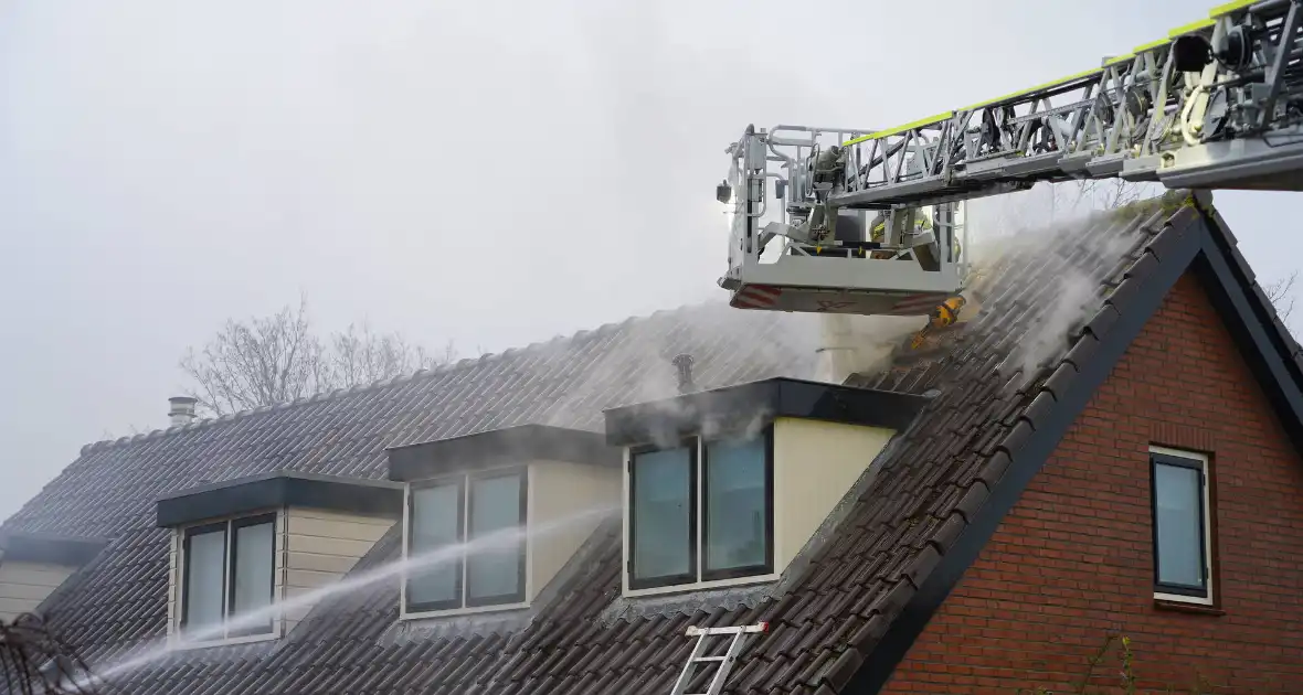 Veel rook bij brand in dak van woning - Foto 6