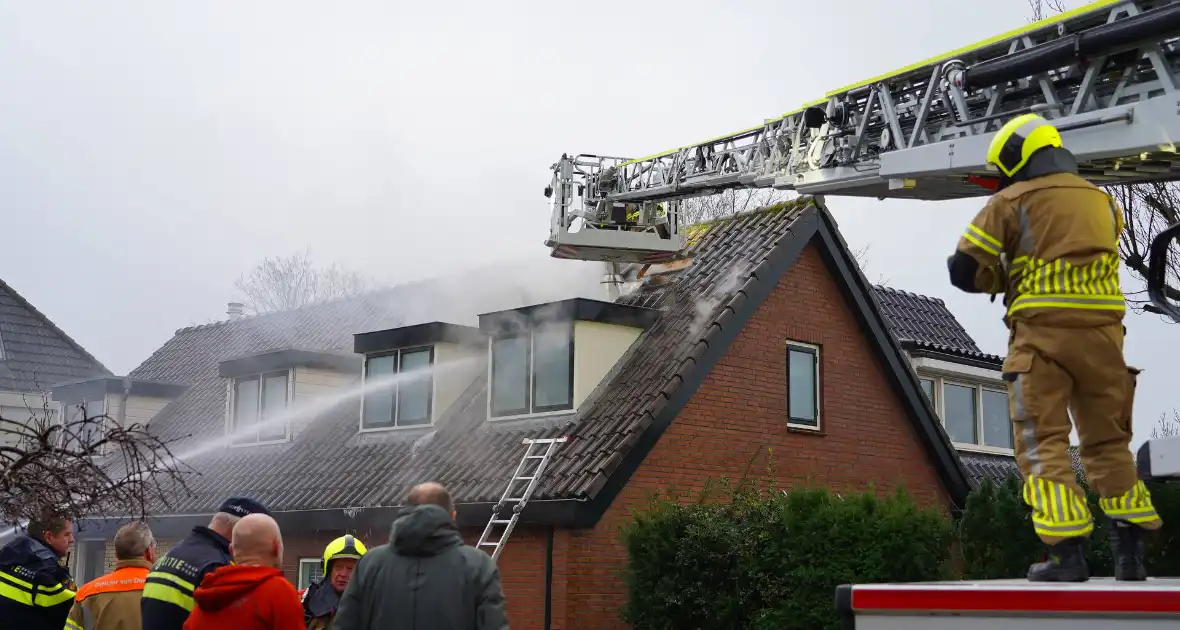 Veel rook bij brand in dak van woning - Foto 7