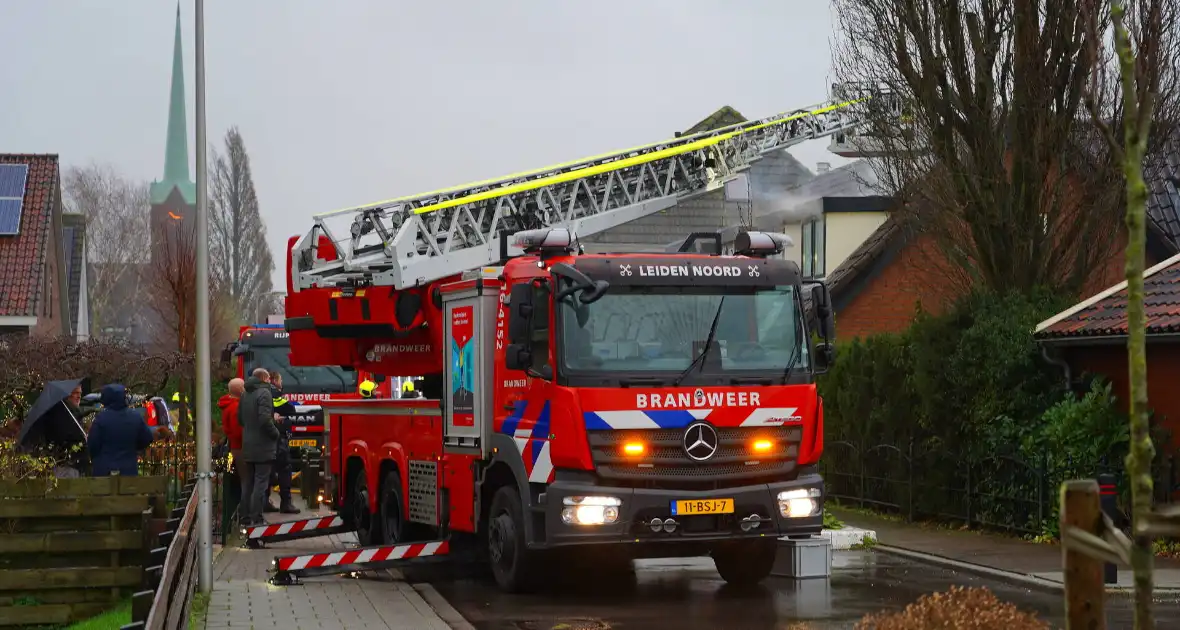 Veel rook bij brand in dak van woning - Foto 8