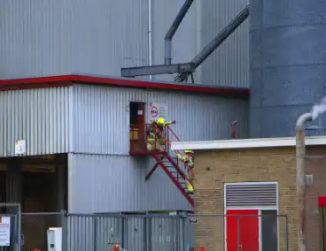 Brandende transportband in meelfabriek moeilijk bereikbaar