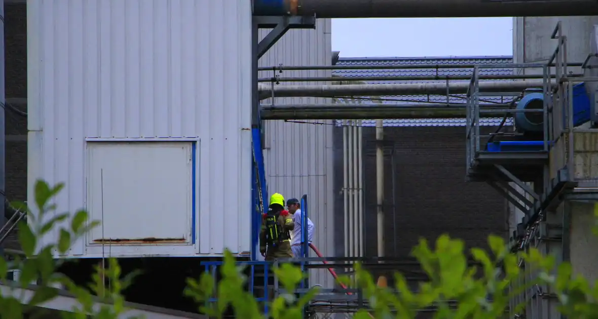 Brandende transportband in meelfabriek moeilijk bereikbaar - Foto 1