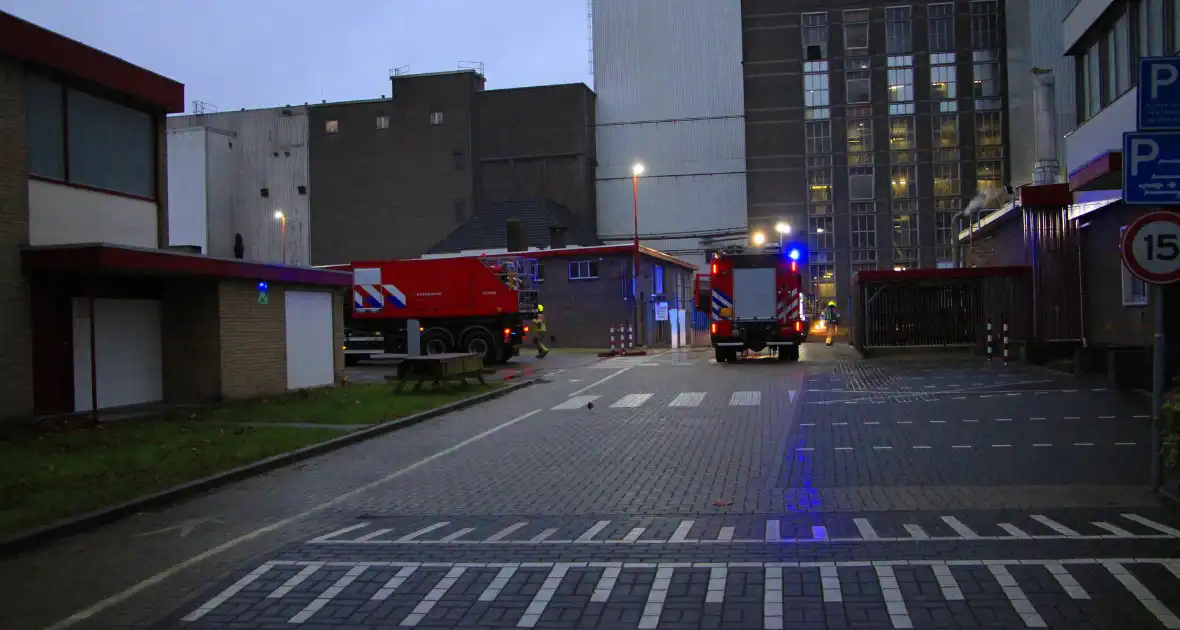 Brandende transportband in meelfabriek moeilijk bereikbaar - Foto 10