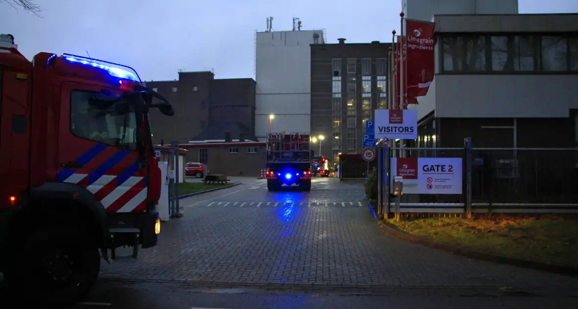 Brandende transportband in meelfabriek moeilijk bereikbaar - Foto 11