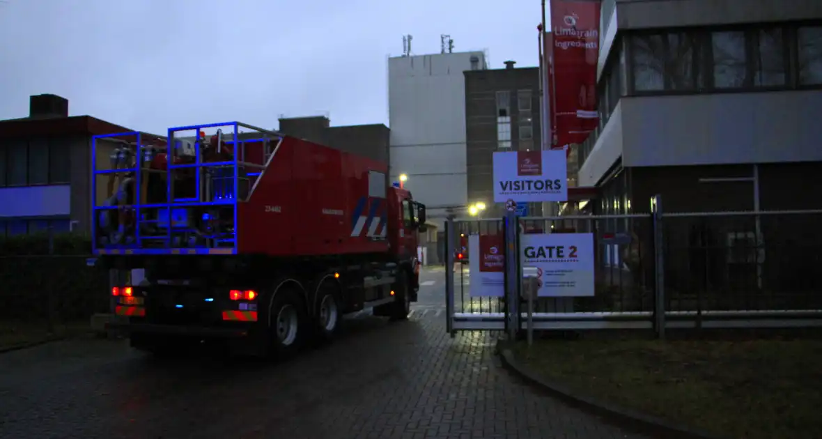 Brandende transportband in meelfabriek moeilijk bereikbaar - Foto 13