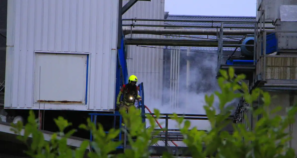 Brandende transportband in meelfabriek moeilijk bereikbaar - Foto 2