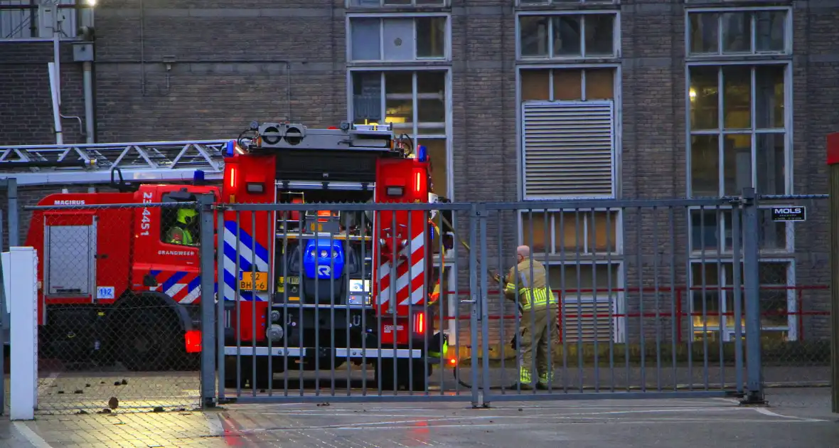 Brandende transportband in meelfabriek moeilijk bereikbaar - Foto 3