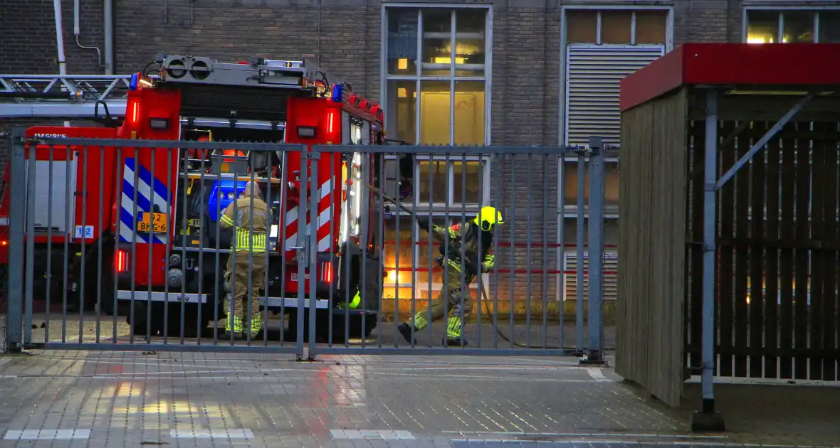 Brandende transportband in meelfabriek moeilijk bereikbaar - Foto 4