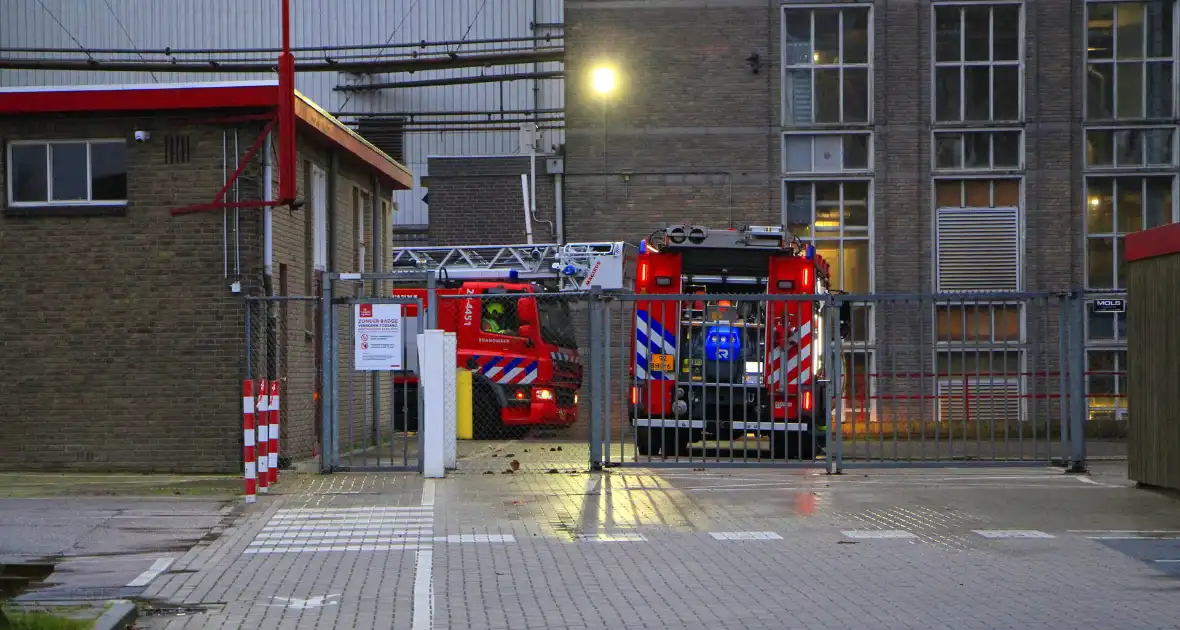 Brandende transportband in meelfabriek moeilijk bereikbaar - Foto 6