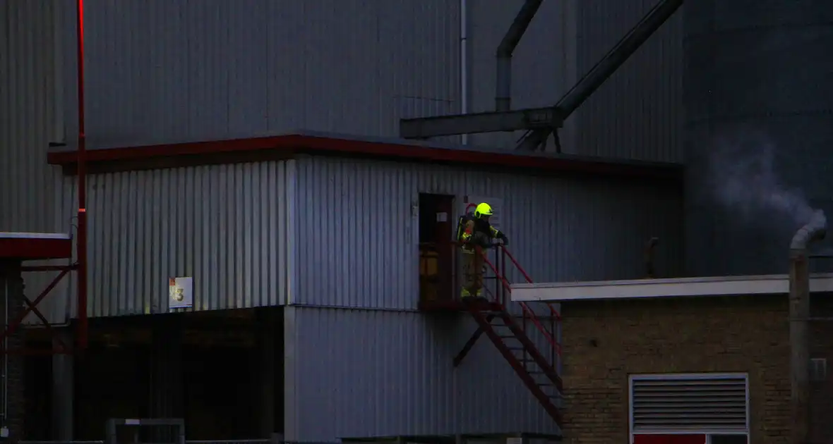 Brandende transportband in meelfabriek moeilijk bereikbaar - Foto 8