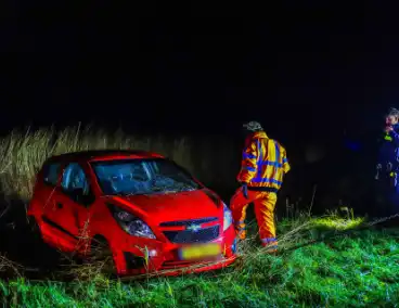 Auto belandt op zijkant langs kanaal